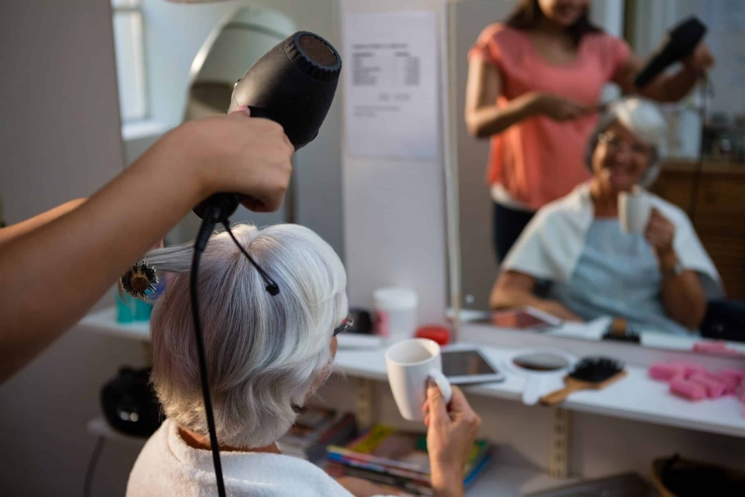 Descubra como o penteado pode rejuvenescê-lo