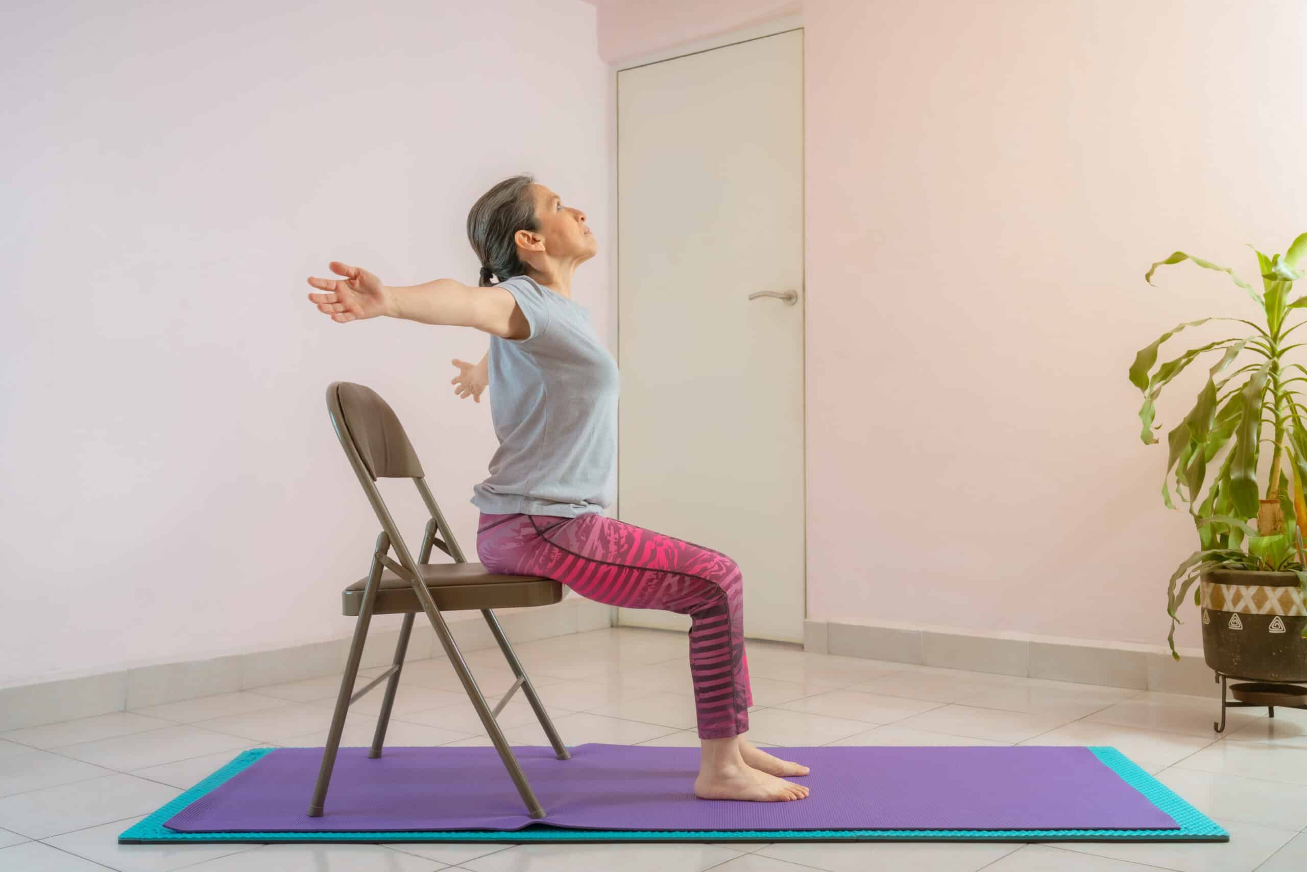 yoga na cadeira após os 60 anos